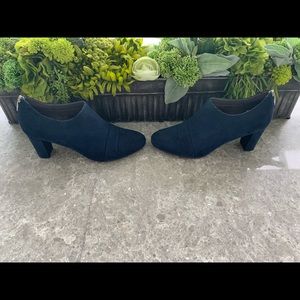 Aerosoles navy blue suede heels